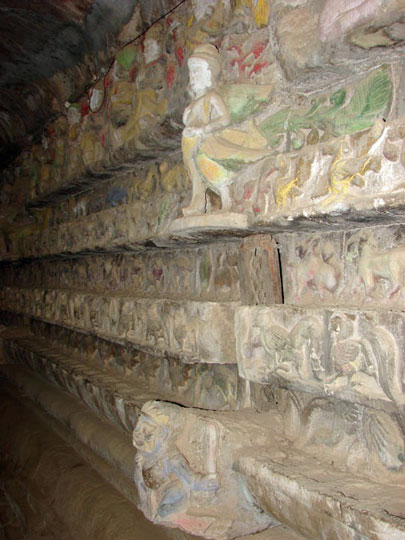 Shittaung Pagode mit Steinmetz-Arbeiten im Inneren der Pagode