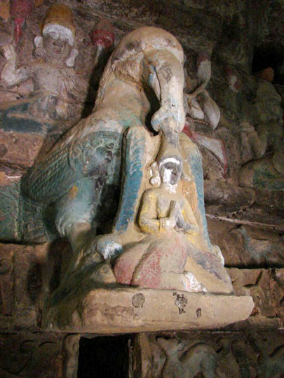 Shittaung Pagode mit Steinmetz-Arbeiten im Inneren der Pagode