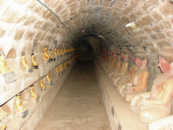 Shittaung Pagode, Buddhafiguren im Inneren der Pagode