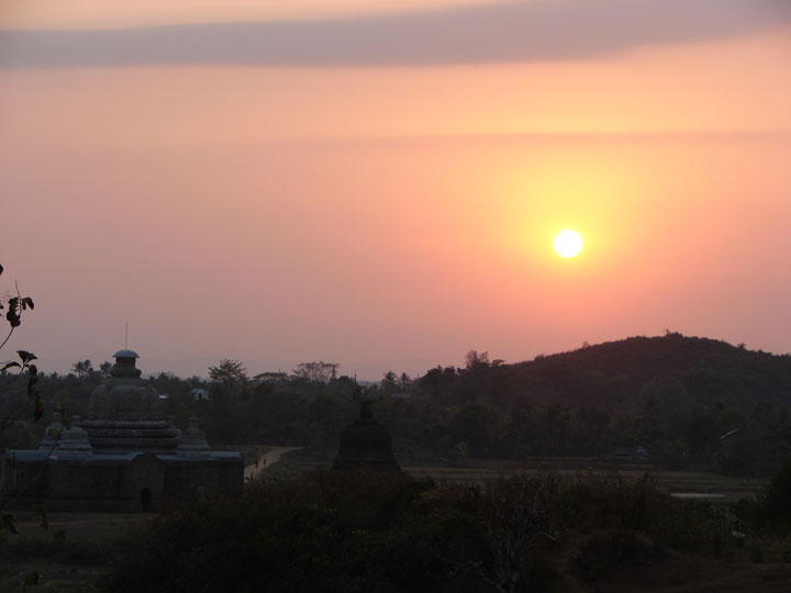 Sonnuntergang bei der  Ratanabon Pagode