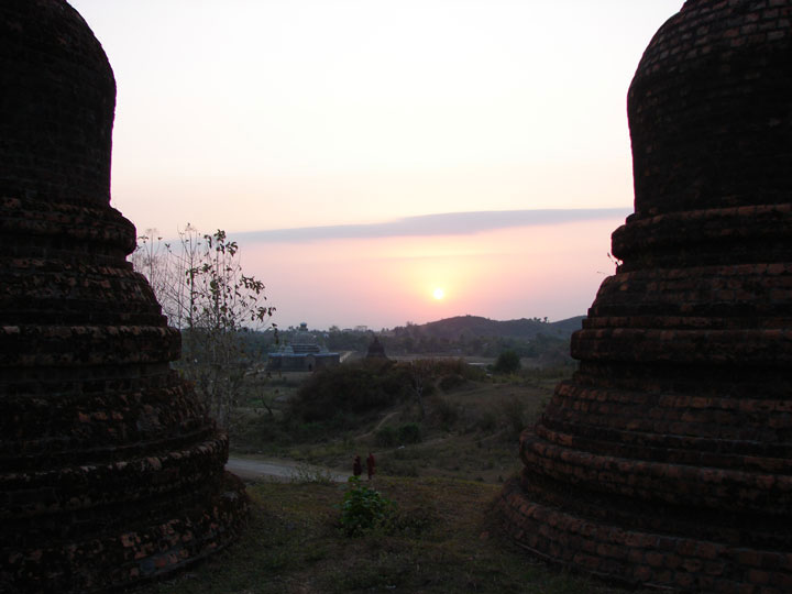 Sonnuntergang bei der  Ratanabon Pagode