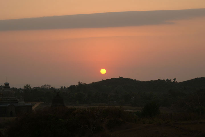 Sonnuntergang bei der  Ratanabon Pagode