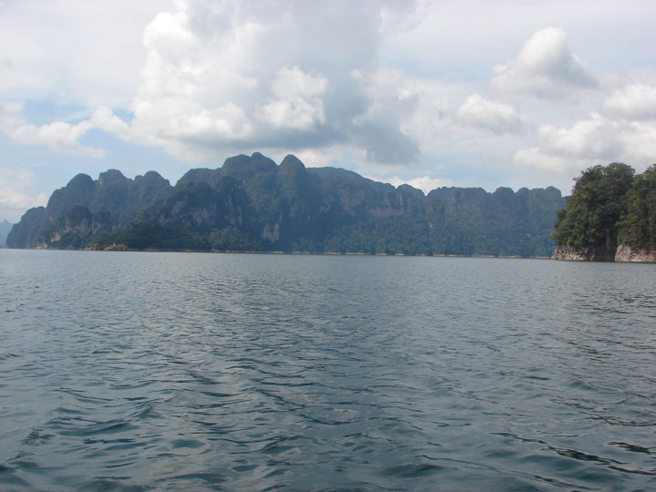 Auf dem Stausee im Khao Sok Nationalpark 