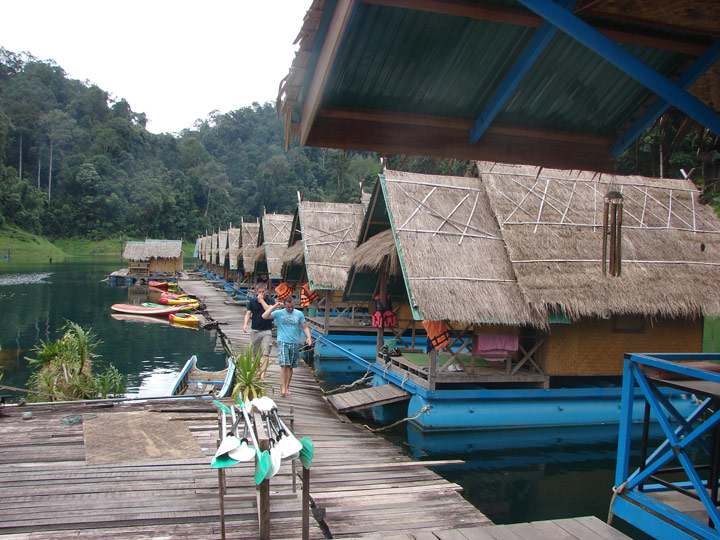 Raft House auf dem Stausee im Khao Sok Nationalpark 