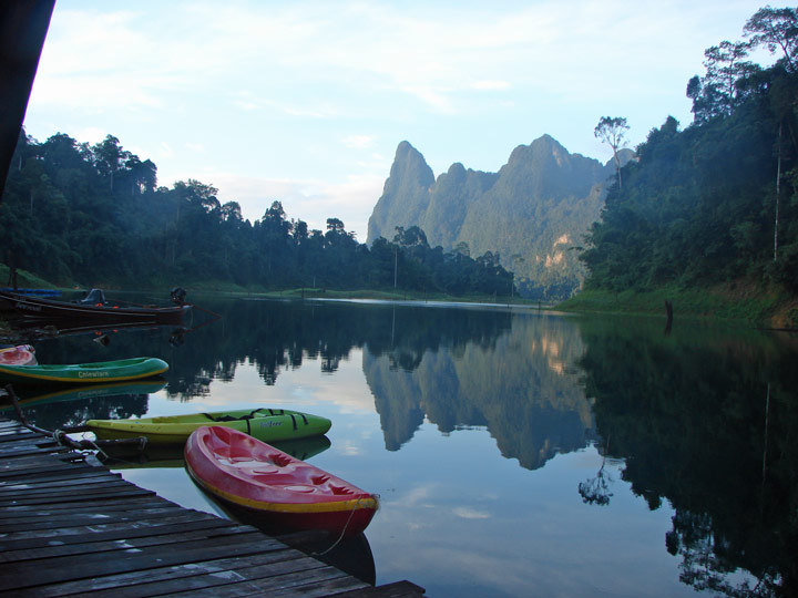 Raft House auf dem Stausee im Khao Sok Nationalpark 