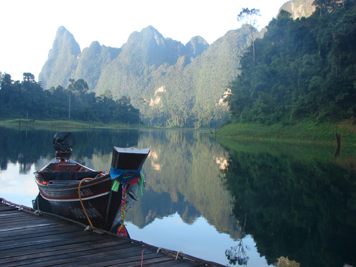 Raft House auf dem Stausee im Khao Sok Nationalpark 