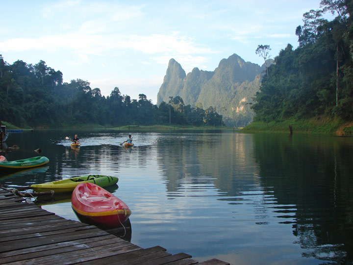 Raft House auf dem Stausee im Khao Sok Nationalpark 